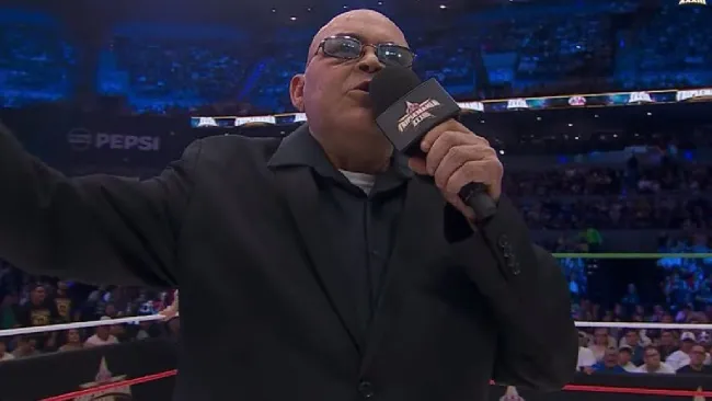 Konnan arremete contra fan durante investidura