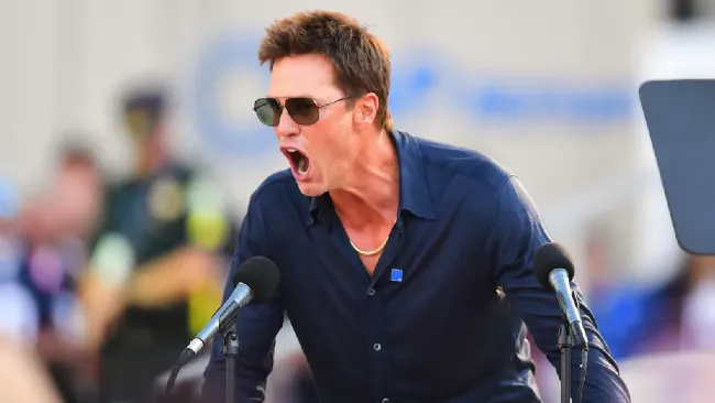 ¡Todo un maloso! Tom Brady ya luce los colores de los Raiders