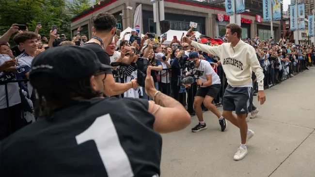¡Welcome, Thomas! Müller arriba al BC Place para su debut con Vancouver Whitecaps