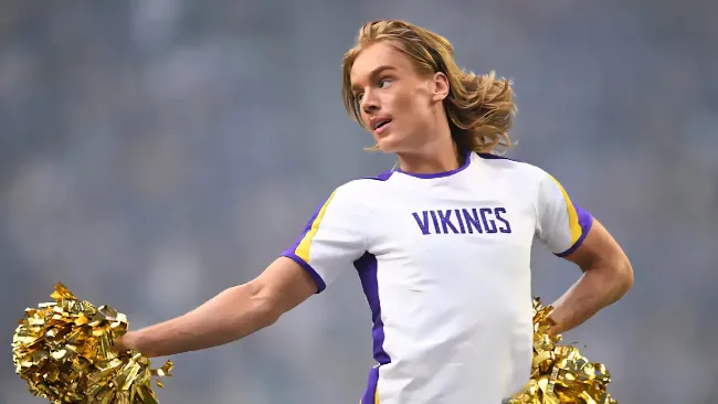 Minnesota Vikings responden a críticas por agregar porristas masculinos a su equipo