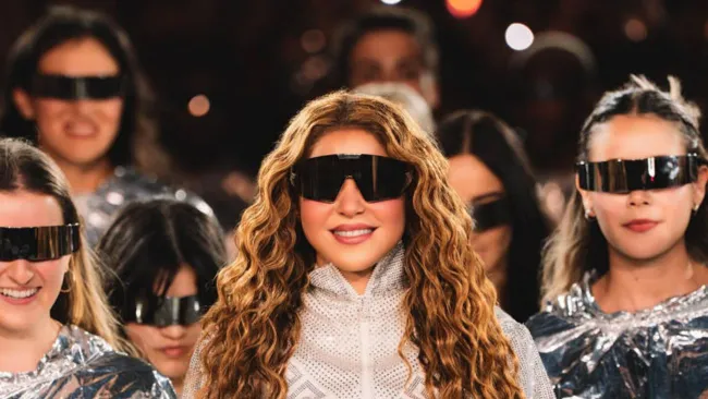 Valencia, al fondo, compartió escenario con Shakira