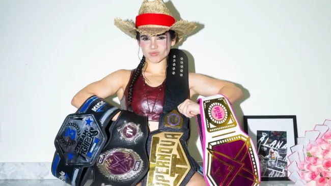 Alana Flores recibe cinturón del CMB tras triunfar en Supernova Strikers