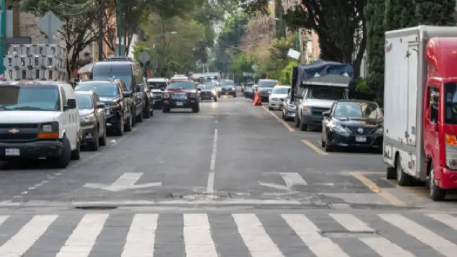 Así puedes denunciar a franeleros que sigue cobrando por estacionarse