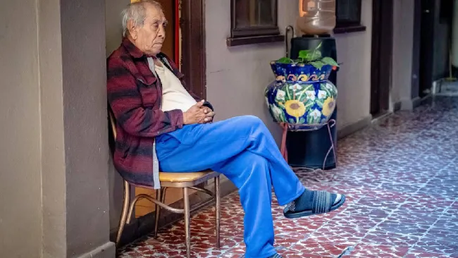 Abuelito de 75 años con discapacidad visual es abandonado en hotel de Tijuana