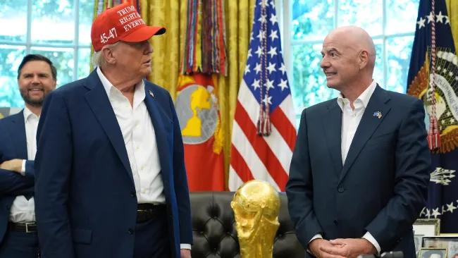 Trump vuelve a protagonizar un momento con el presidente de la FIFA