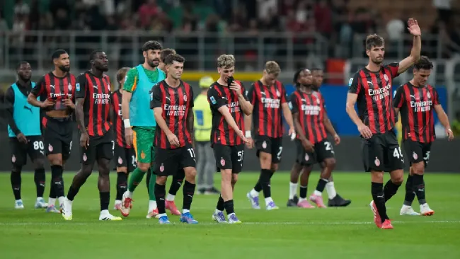 Afición del Milan explota con abucheos contra Santiago Giménez y el equipo tras derrota ante Cremonese