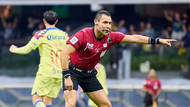 Ortiz marcando penal en favor de América