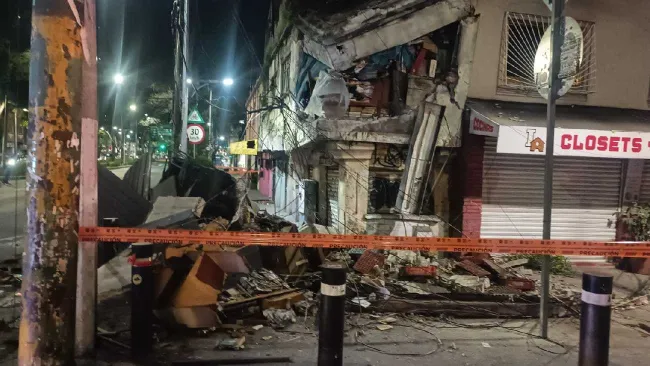 Casa antigua se derrumba en la GAM y queda grabado en video 