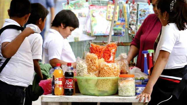 SEP 2025: ¿Prohibirán entrada a alumnos que lleven comida chatarra en su lunch?