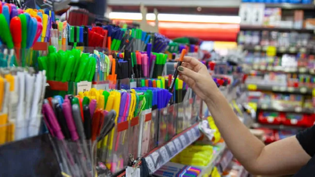 Profeco advierte sobre descuentos falsos en útiles escolares para el regreso a clases 2025