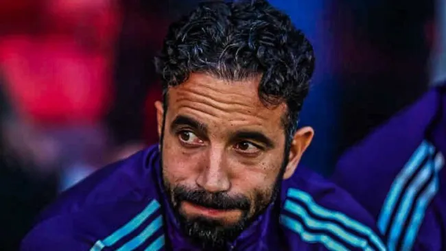 Rubén Amorim en el banquillo del United