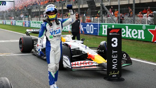 Isack Hadjar rompe su trofeo del Gran Premio de Países Bajos