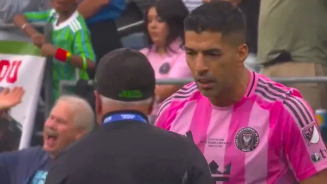 Suárez en el momento de agredir al miembro del cuerpo técnico