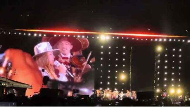 Shakira conmueve en CDMX con tributo a Javier Solís