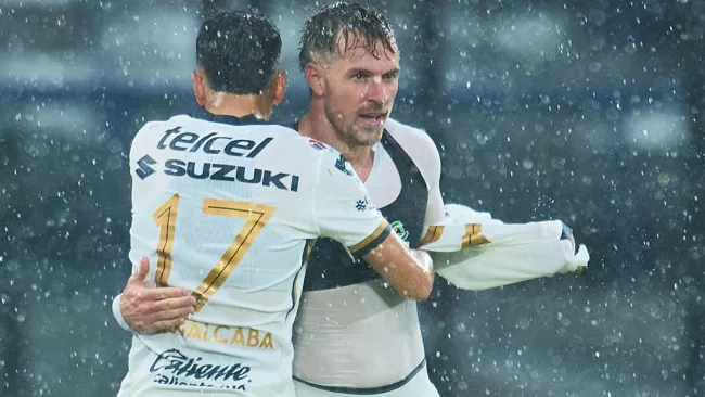 Aaron Ramsey celebra su primer gol con Pumas