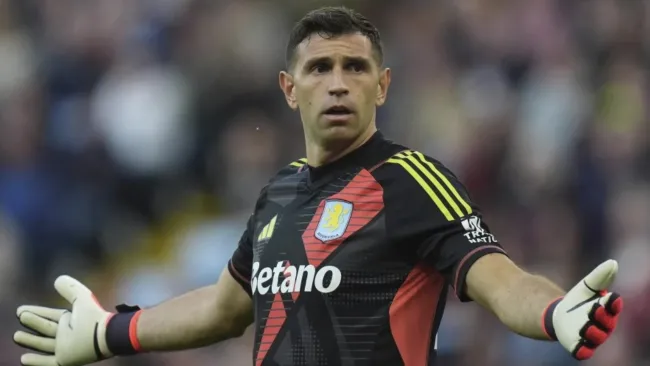 Fichaje de 'Dibu' con Manchester United se cae; apunta a quedarse en Aston Villa