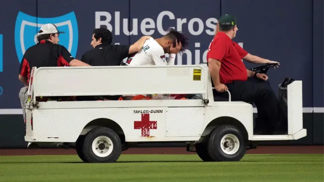 Gurriel Jr. tuvo que abandonar el juego apoyado por el cuerpo médico