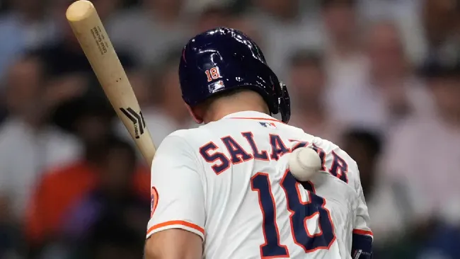 Framber Valdez golpea con lanzamiento a su cátcher, el mexicano César Salazar