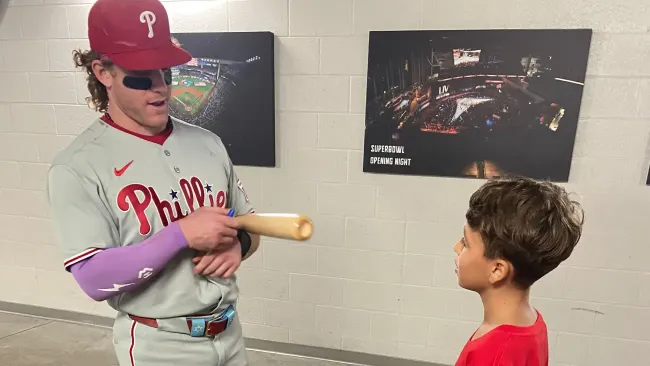 Mujer le quita pelota a niño en el Phillies vs Marlins; los equipos premian al pequeño aficionado