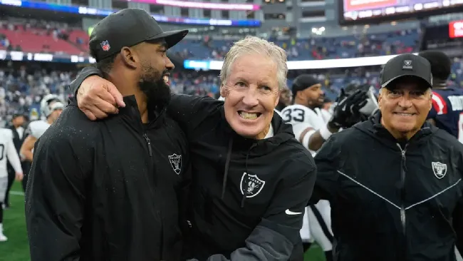Raiders inician la era de Pete Carroll con triunfo sufrido frente a los Patriots