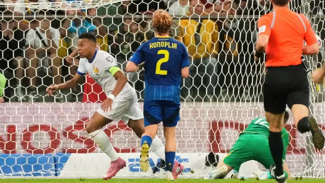 El jugador del Real Madrid anotó en el último partido del cuadro galo ante Ucrania y se acercó al récord