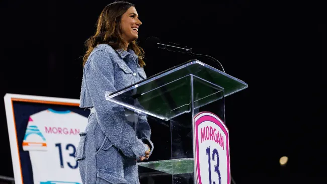 Alex Morgan recibe emotivo homenaje