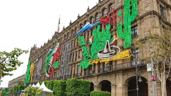 Este miércoles encienden el alumbrado patrio en el Zócalo de CDMX 2025