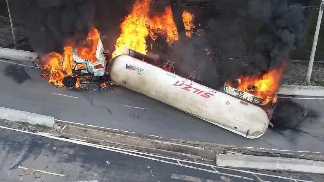 El accidente ha dejado tres personas muertas y 70 con quemaduras graves.