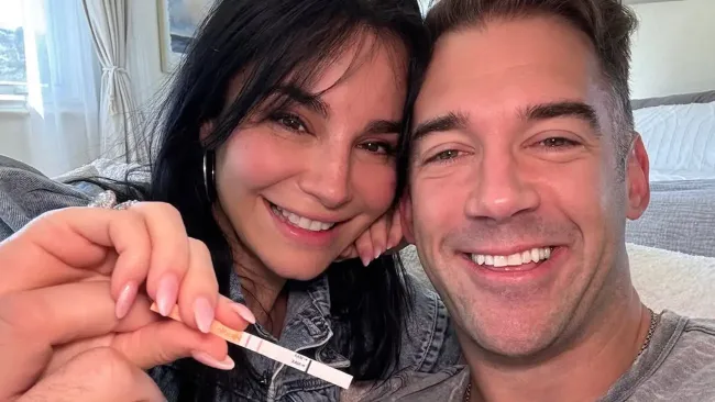 Martha Higareda y Lewis Howes revelan el género de sus gemelos