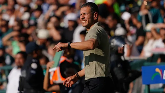 Jaime Lozano sale enfadado