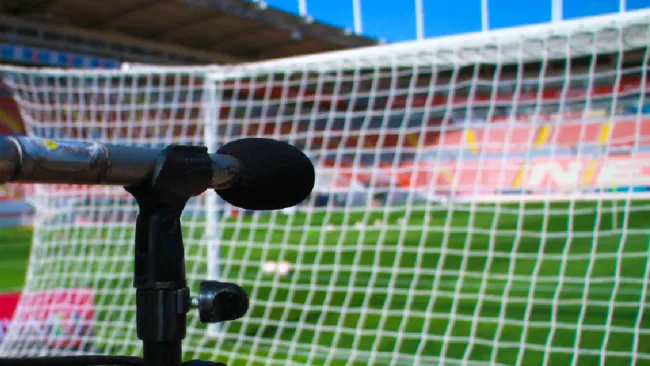 ‘Estarían mejor en la cocina’ periodista es despedido por comentarios machistas contra arbitra