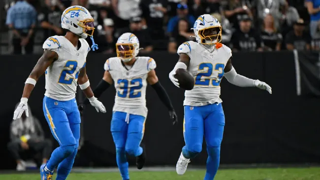 ¡Electrizantes! Los Angeles Chargers derrotan a Las Vegas Raiders; Geno Smith lanzó tres intercepciones