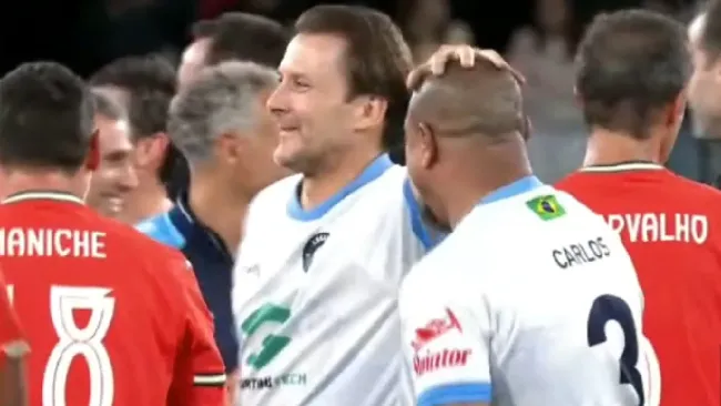 Roberto Carlos fue entrenador y jugador del equipo internacional