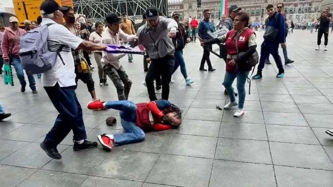 Pelea en el Zócalo antes del Grito de Independencia: ambulantes vs trabajadores del gobierno