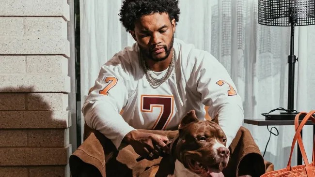 ¿Homenaje o burla? Kyler Murray causa polémica con jersey de Michael Vick
