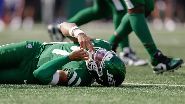 Justin Fields, descartado para el partido ante Buccaneers por conmoción cerebral 