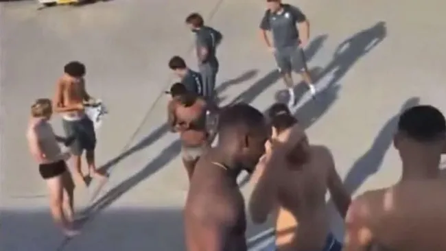 Jugadores del Mónaco se quedan en ropa interior por fallos en el aire acondicionado de su avión