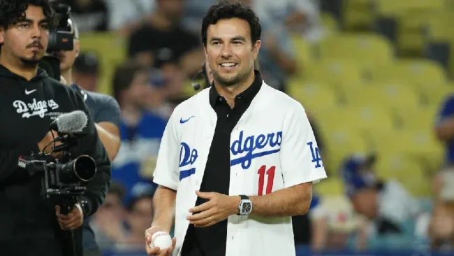 Sergio Pérez lanzando la primera bola en el Dodger Stadium
