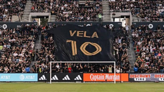 Carlos Vela recibió homenaje del LAFC 