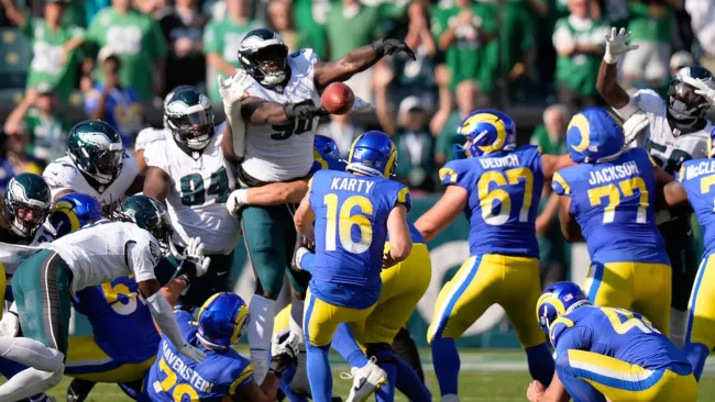 Filadelfia bloquea gol de campo en el último segundo para mantener el invicto