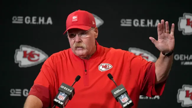 Andy Reid minimiza su discusión en la banca con Travis Kelce
