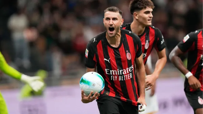 Santiago Giménez marcó gol ante el Lecce en la Coppa