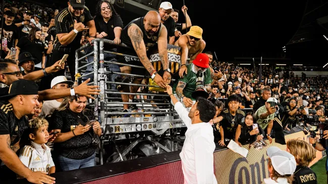 Carlos Vela reaccionó al tatuaje que un aficionado se hizo