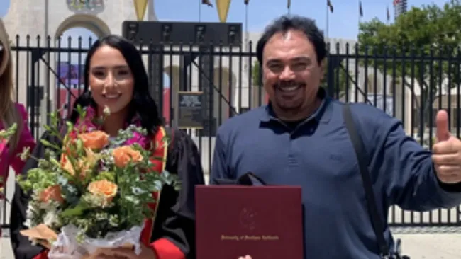 Hugo Sánchez presenta a su hija como ‘la estrella de la noche’ tras graduarse como neurocientífica
