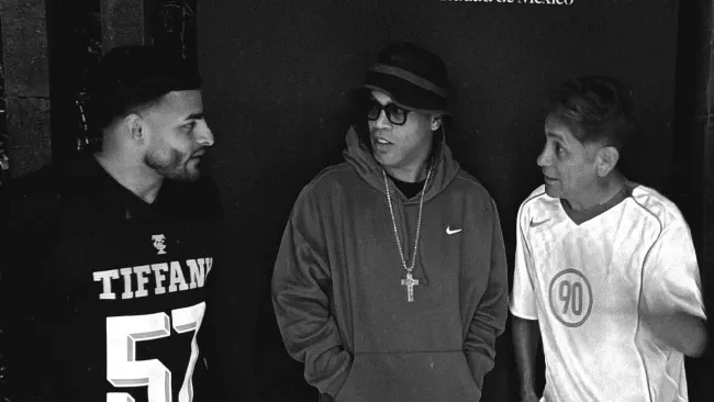 Alexis Vega 'humilla' con túnel a Ronaldinho en evento en CDMX