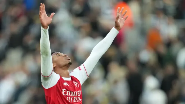 Arsenal remonta dramáticamente a Newcastle y ponen presión a Liverpool en Premier League