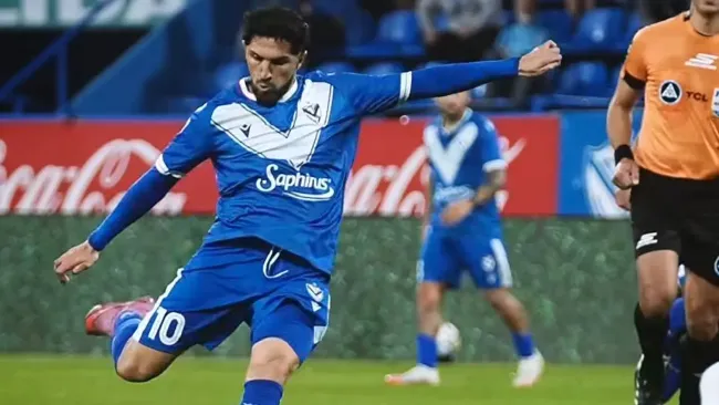 Diego Valdés anota su primer gol con la camiseta de Vélez Sarsfield 