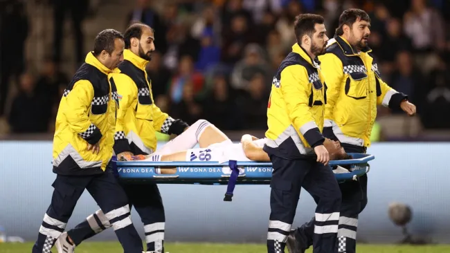 Aficionados de Cruz Azul se burla de Rodrigo Huescas tras lesión