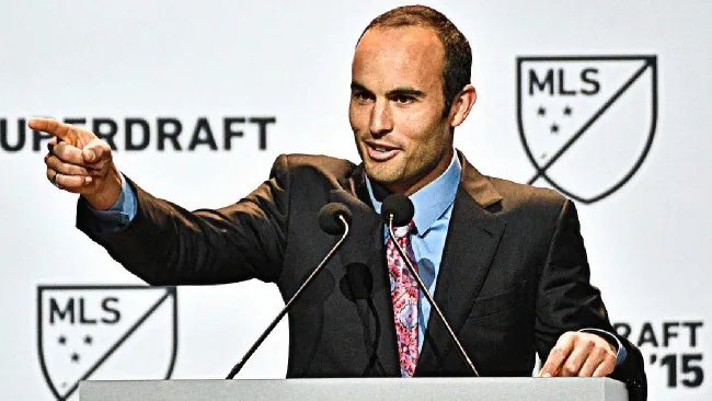 Landon Donovan reaparece con nuevo look