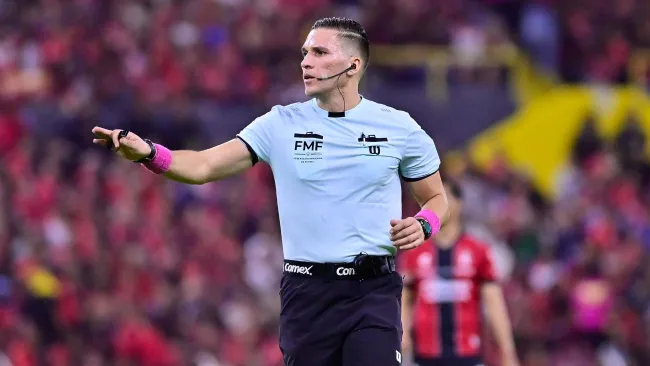 El árbitro protagonizó momento surreal en el Atlas vs Juárez